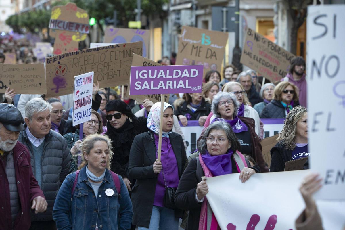 Participantes en una manifestación del 8M en Sagunt.