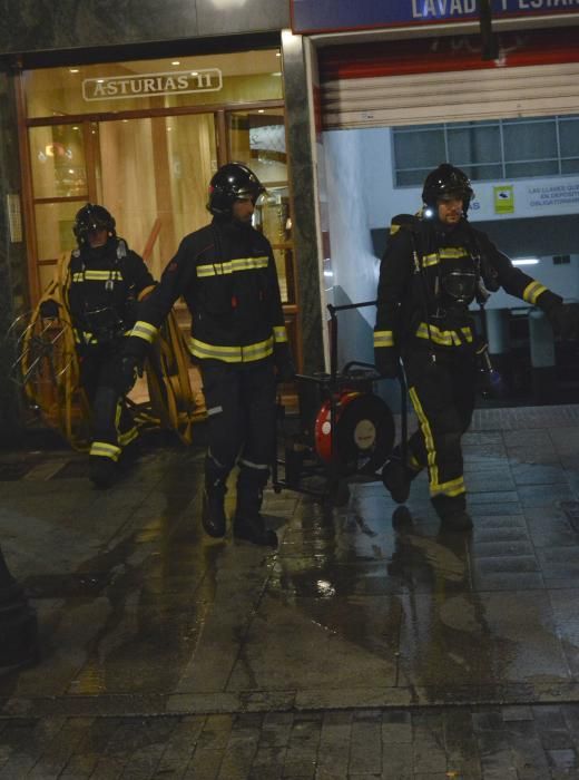 Intervención de los bomberos en un incendio de Gijón