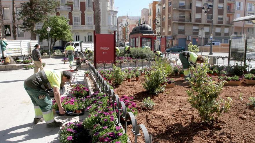 Jardineros municipales durante una jornada de trabajo.