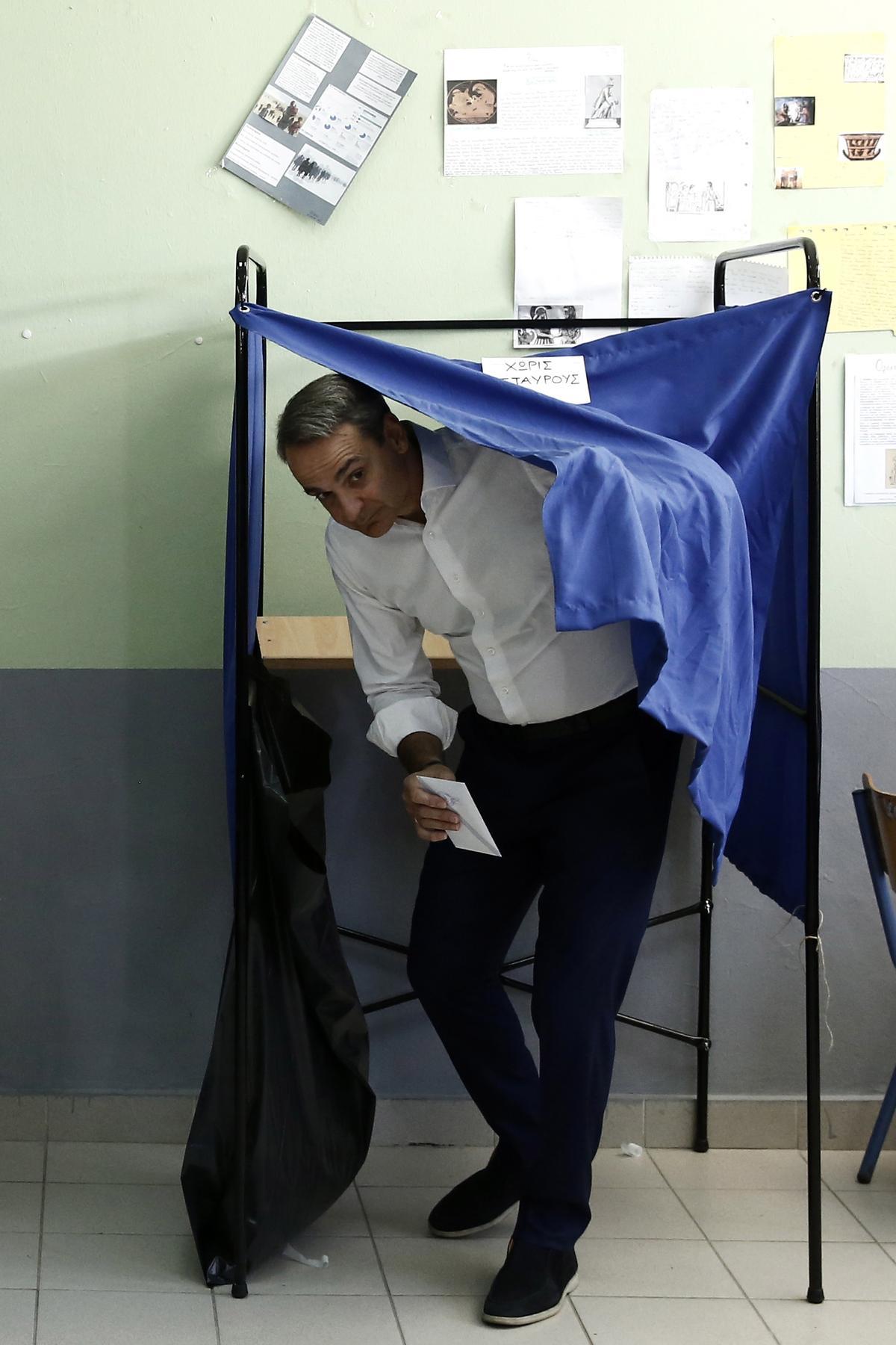 Kyriakos Mitsotakis vota en las elecciones de Grecia