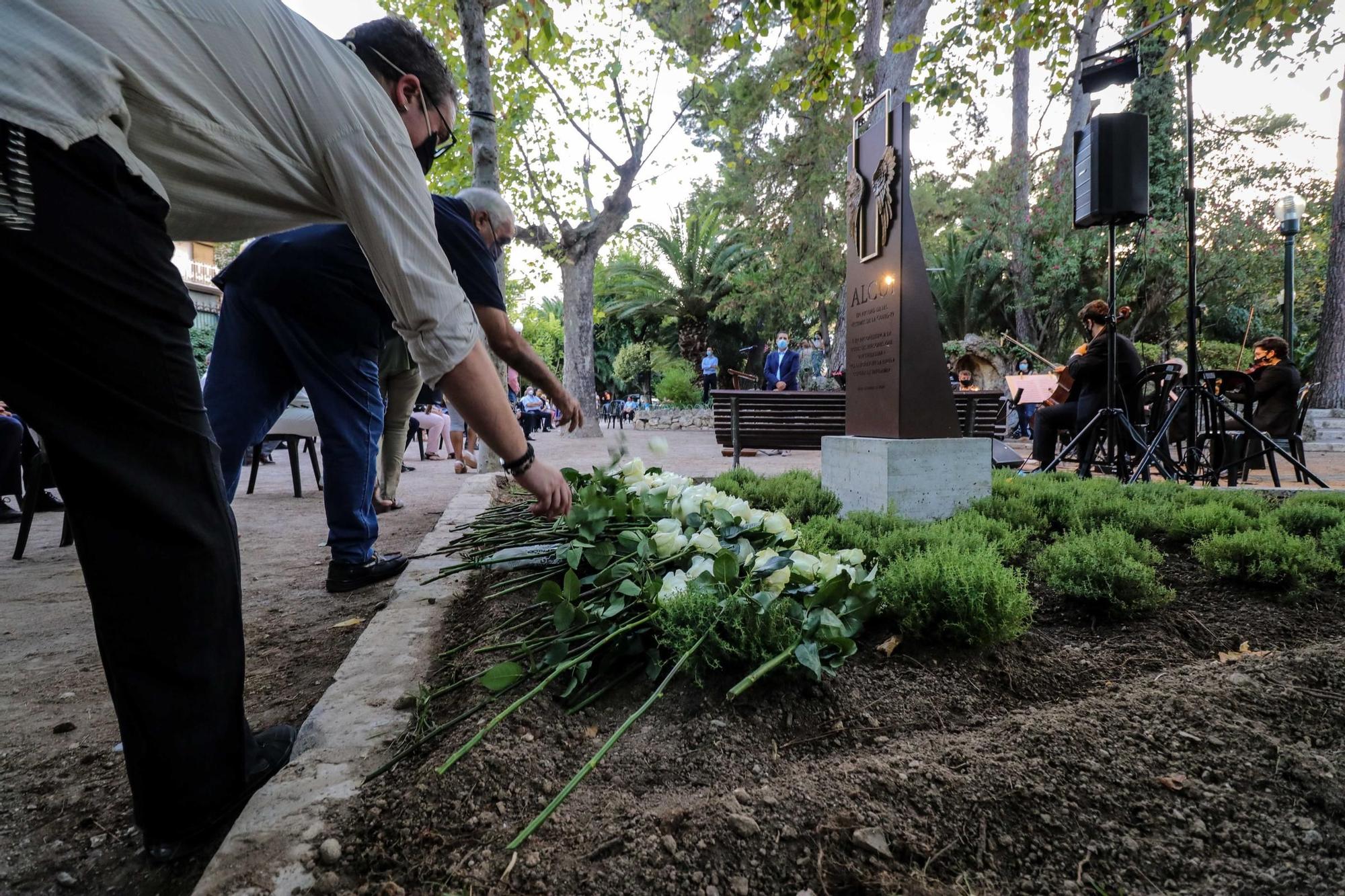 Alcoy homenajea a los 81 fallecidos a causa de la Covid 19