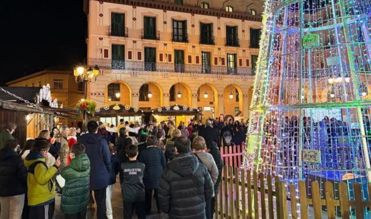 Las luces iluminaron las calles de la capital oscense.