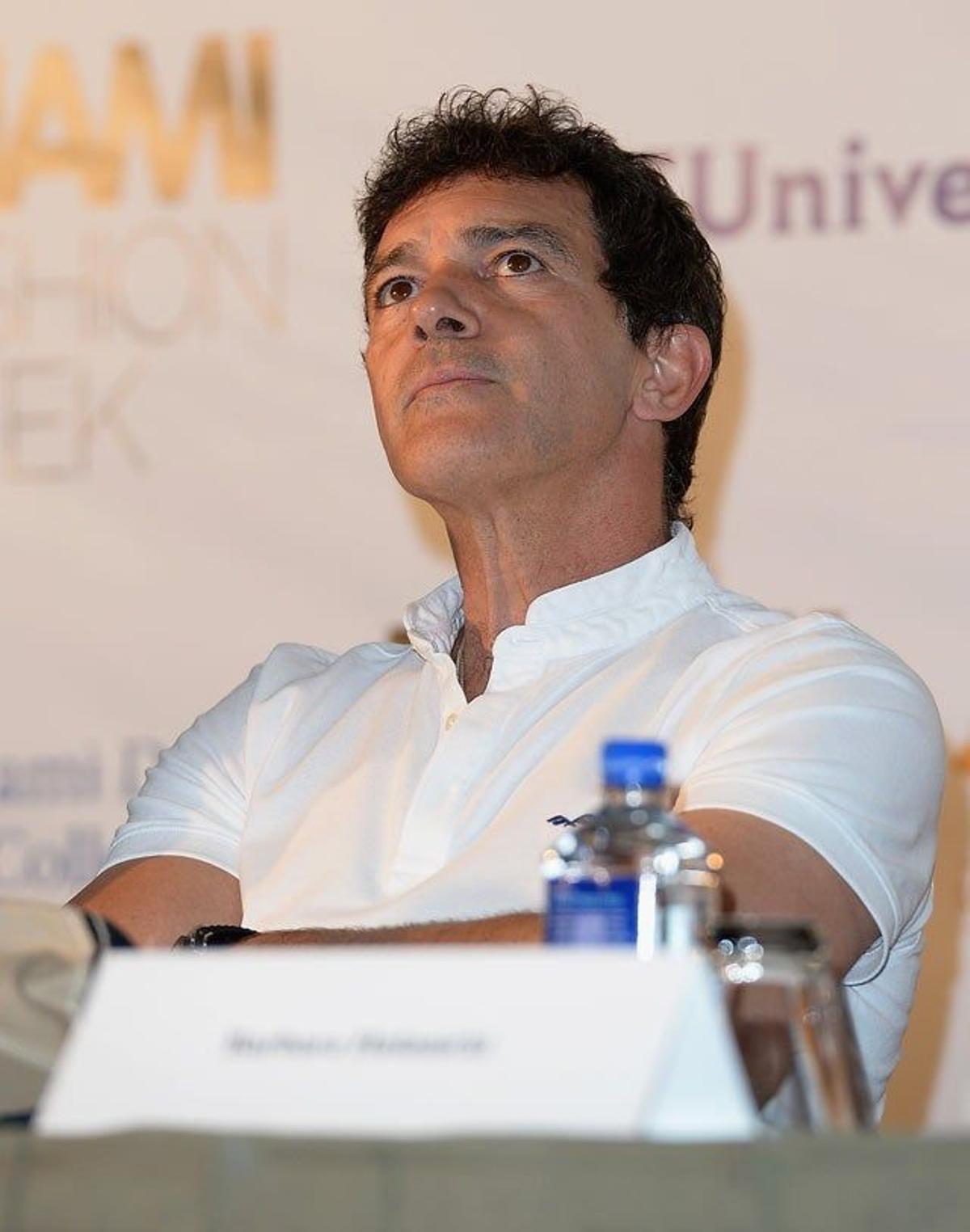 Antonio Banderas mira al techo en Miami