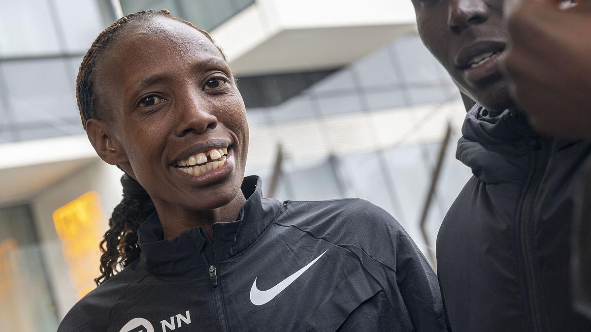 Barcelona. 14.03.2025. Deportes. La atleta Selly Chepyego en el mirador de la torre Glòries antes de la presentación de la maratón de Barcelona que se disputa el próximo domingo. Fotografía de Jordi Cotrina