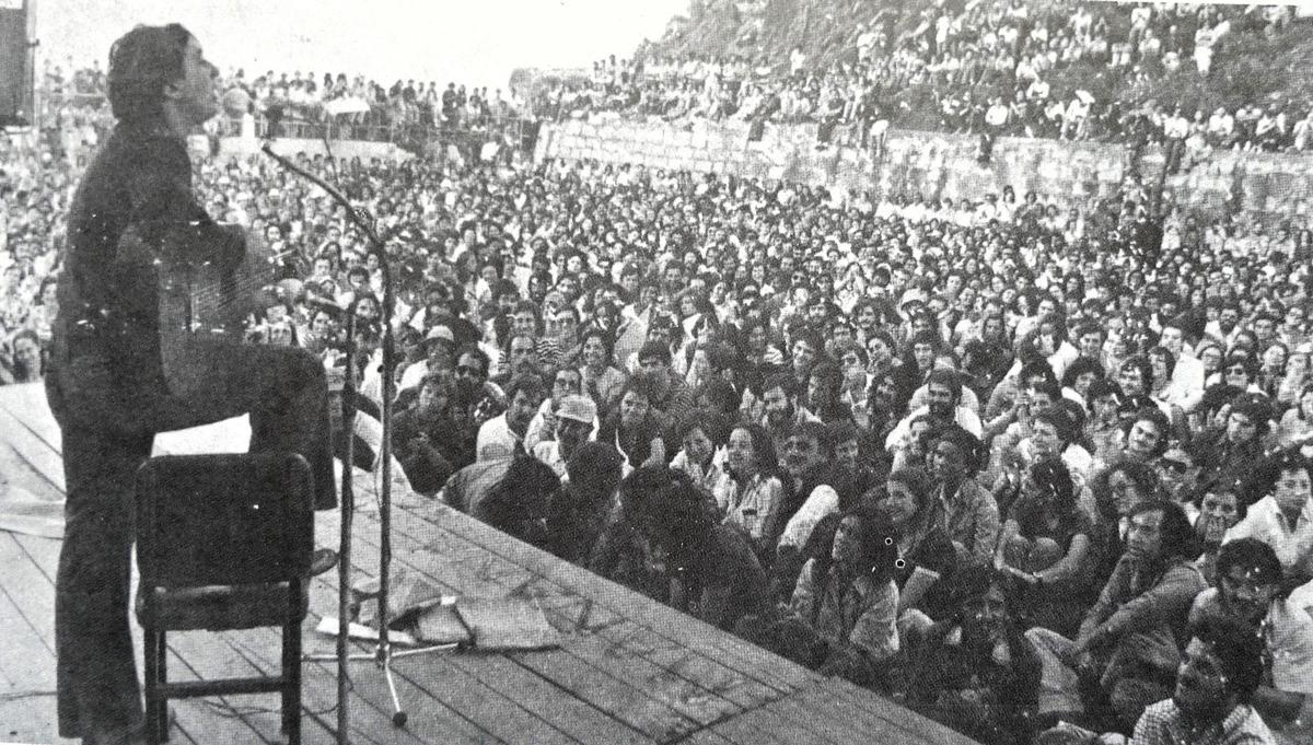 Fotografía del recital de Raimon incluida en el libro "La Cultura Asturiana", de 1980.
