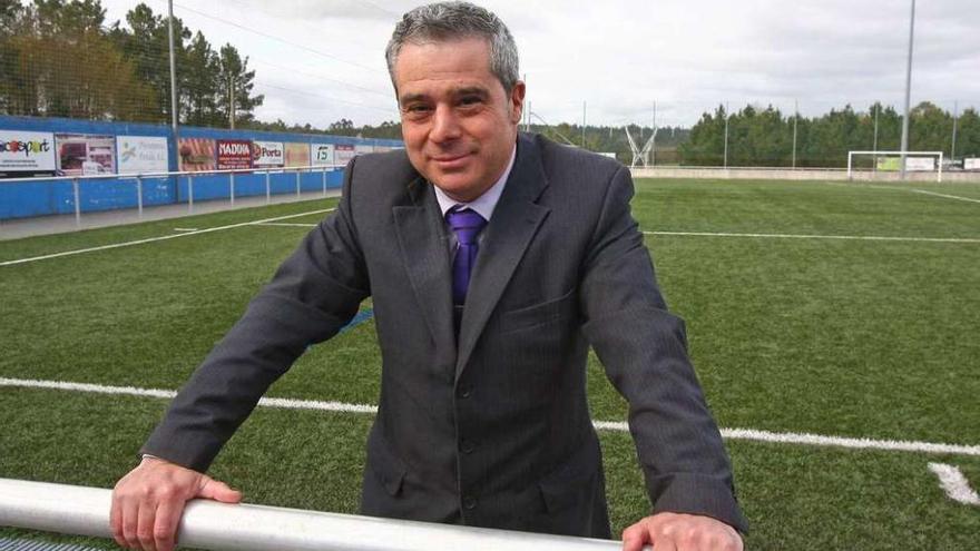 Carlos Picallo, ayer, en el campo de fútbol de San Martiño. // Bernabé/Cris M.V.
