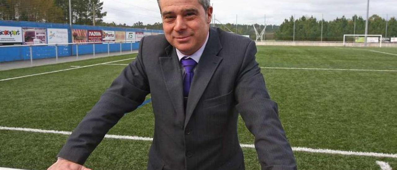 Carlos Picallo, ayer, en el campo de fútbol de San Martiño. // Bernabé/Cris M.V.