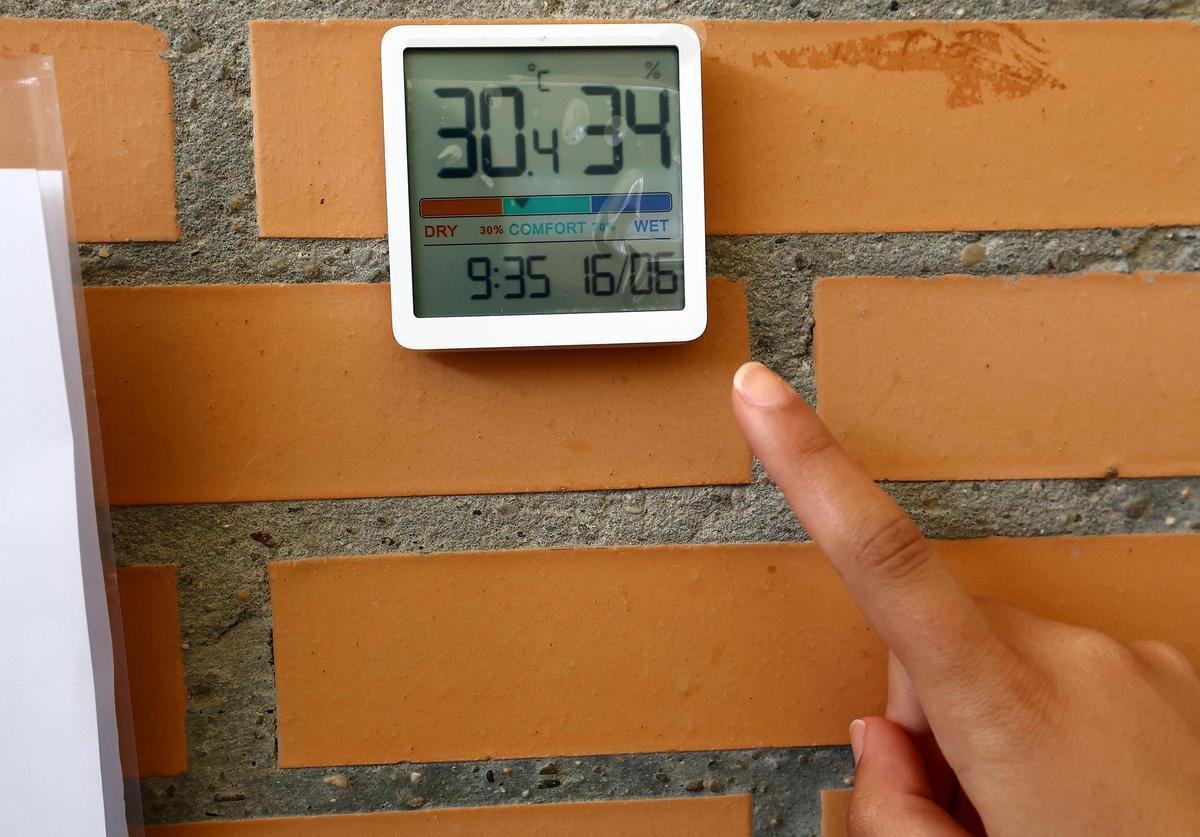 Termómetro a más de 30 grados en el comedor del Josefa Amar y Borbón, este martes a las 9.30 horas.