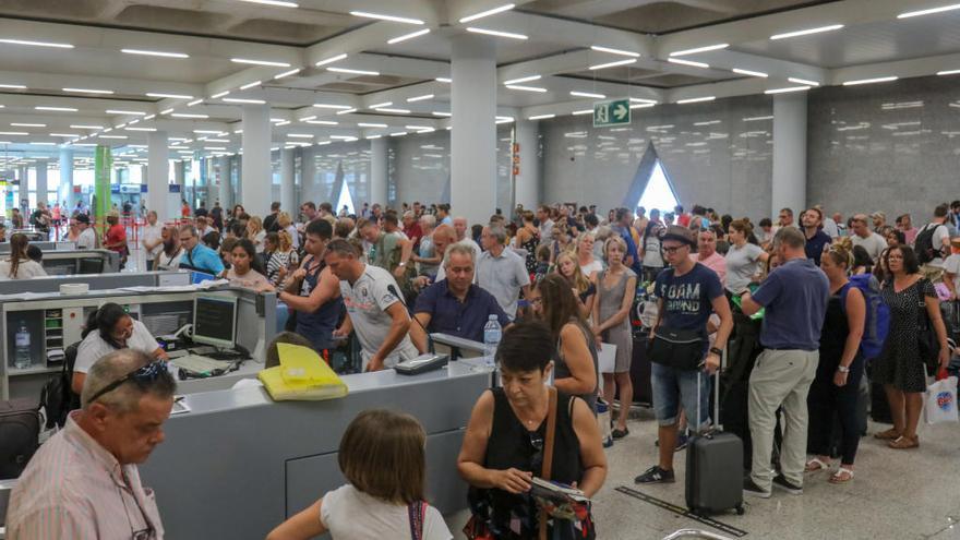 Consumidores de Baleares piden que los vuelos a la península sean servicio público