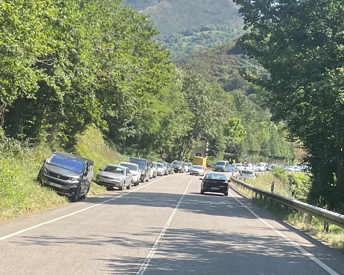 Coches aparcados en la N-625 en las inmediaciones de la Olla de San Vicente.