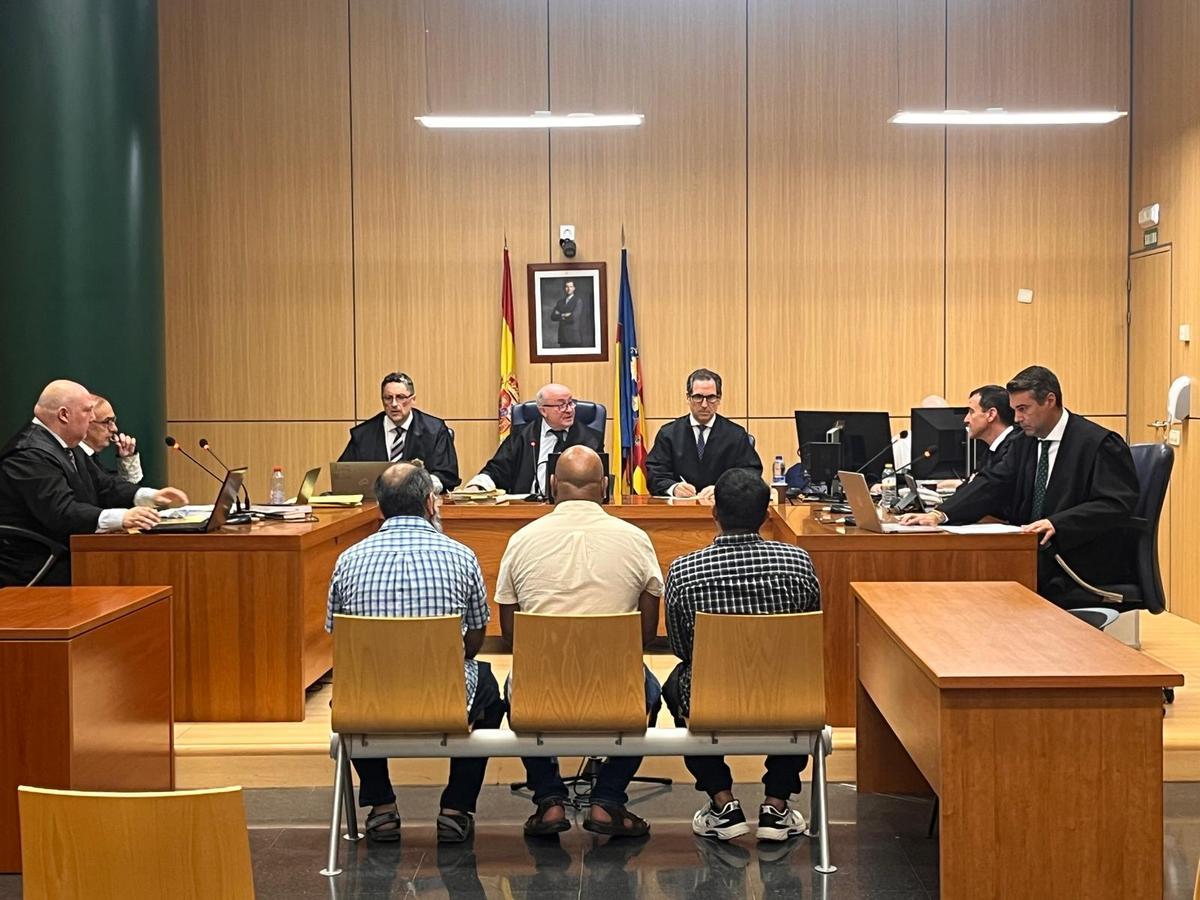 El acusado de agredir sexualmente a un niño de 12 años (derecha) durante el juicio celebrado este jueves.