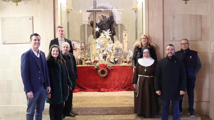 Los patronos de la fundación realizaron la tradicional visita al belén napolitano que se expone en la basílica de Sant Pasqual.