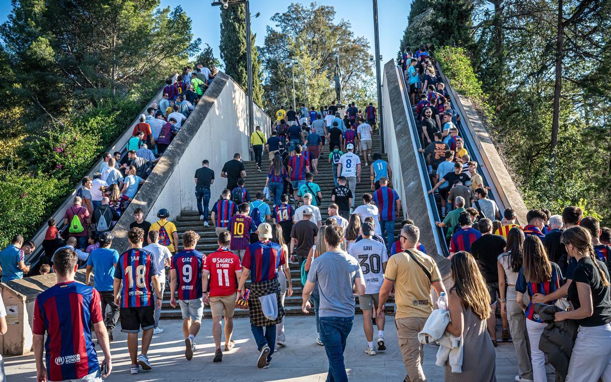 Aficionados suben a Montjuïc para ver un partido del Barça en el Estadi Olímpic Lluís Companys