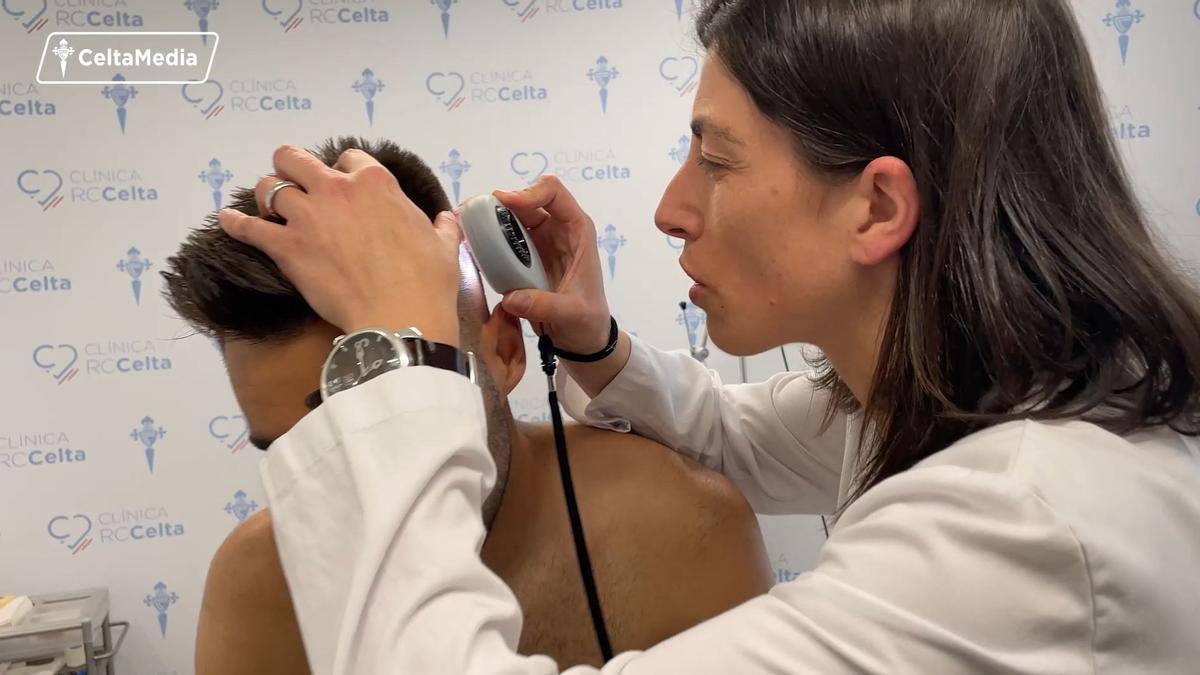 La dermatóloga Celia Posada revisando la piel de un jugador del Celta.