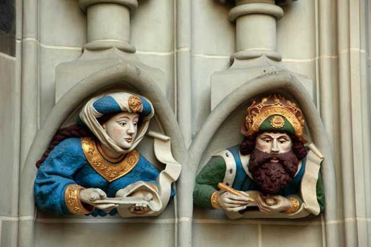 Figuras en la fachada de la Catedral de Berna.