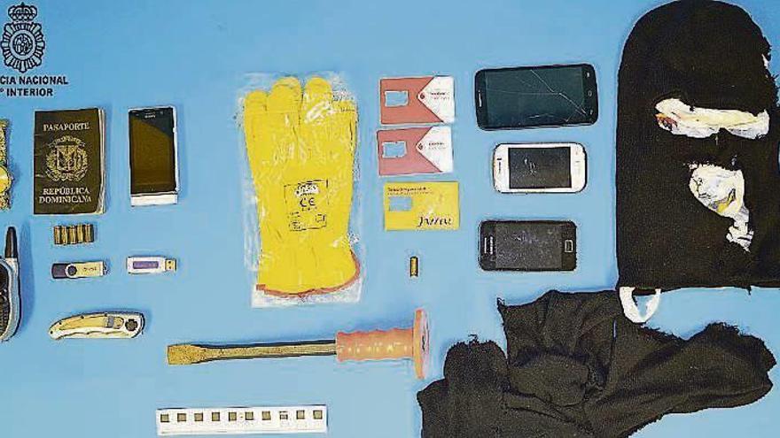 La Policía halló un reloj y pasamontañas relacionados con el robo.