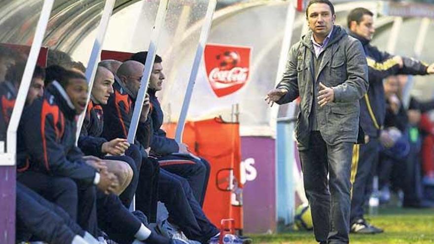 Eusebio Sacristán, junto a su banquillo, durante el encuentro.