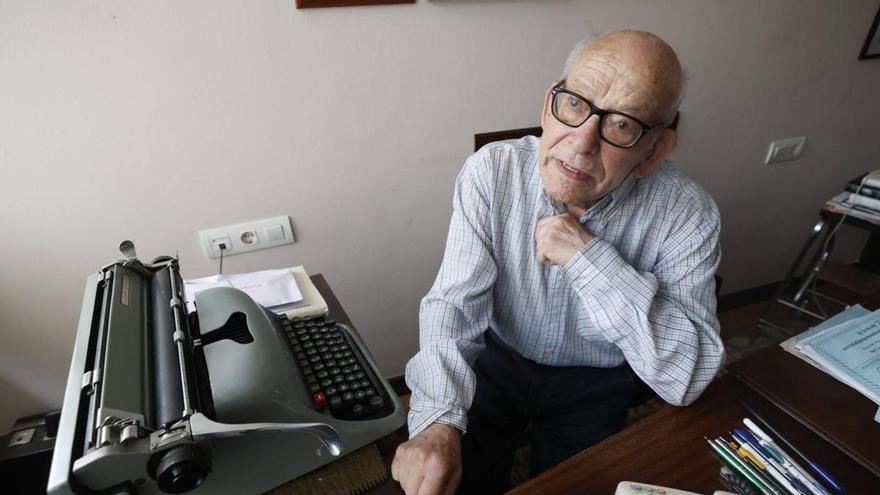 César Álvarez, decano de los periodistas en Asturias: "Asturias tiene todo para ser un paraíso natural, pero hay que apostar por la calidad y no por la cantidad"