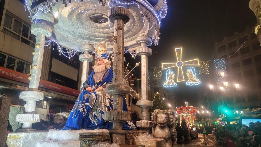Los Reyes van "con todo" en Oviedo: la tempestad no pudo con uno de los desfiles más espectaculares de España