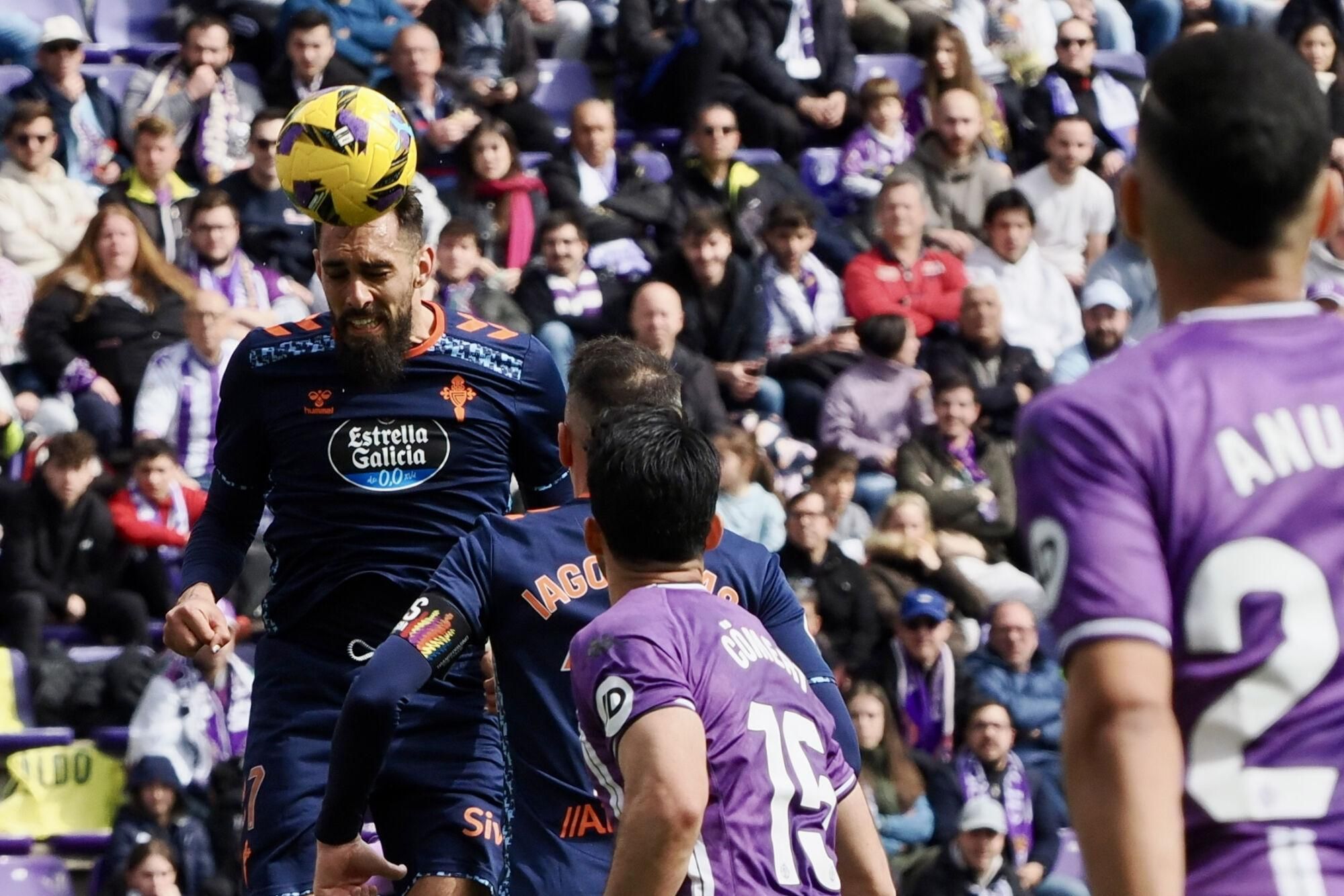 VALLADOLID, 15/03/2025.- El delantero del Celta de Vigo Borja Iglesias (i) intenta un remate ante varios rivales del Valladolid durante el partido de Primera División disputado en el estadio José Zorrilla este sábado. EFE/R.García
