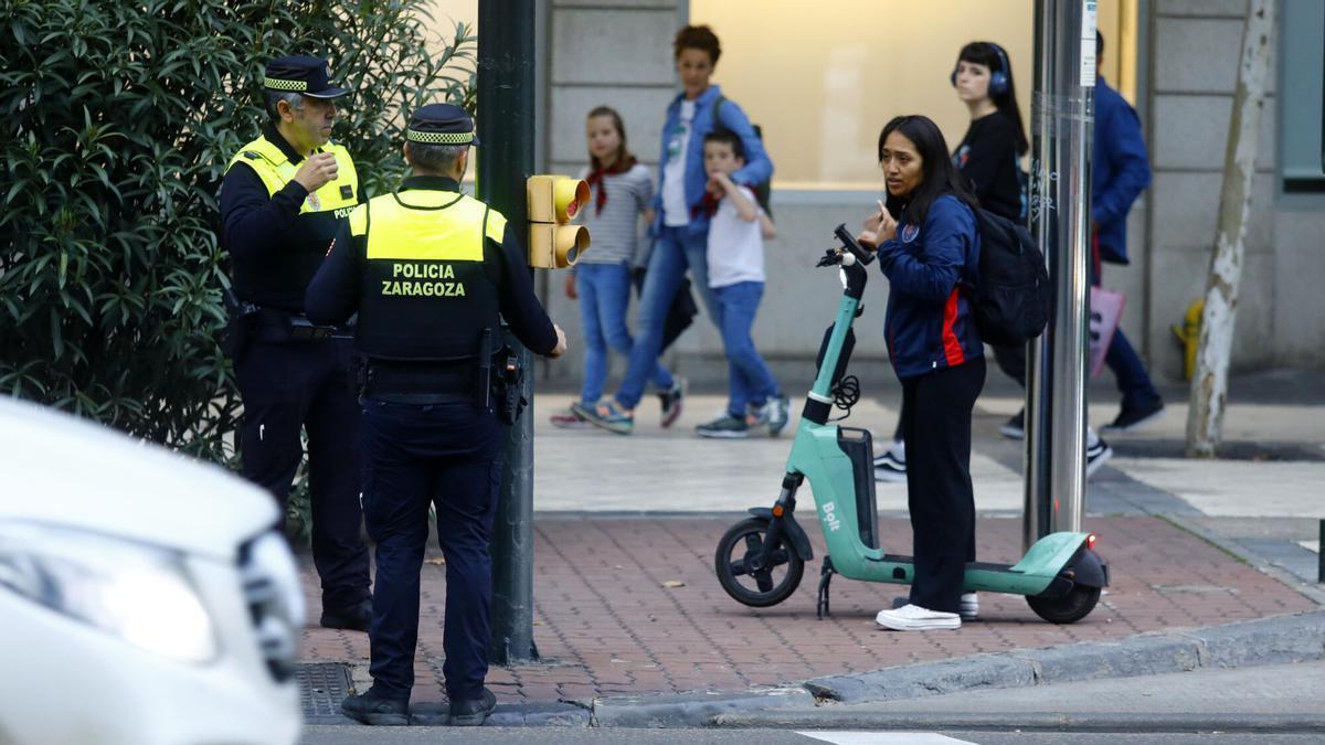 La nueva normativa fija la edad mínima para ir en patinete en 15 años.