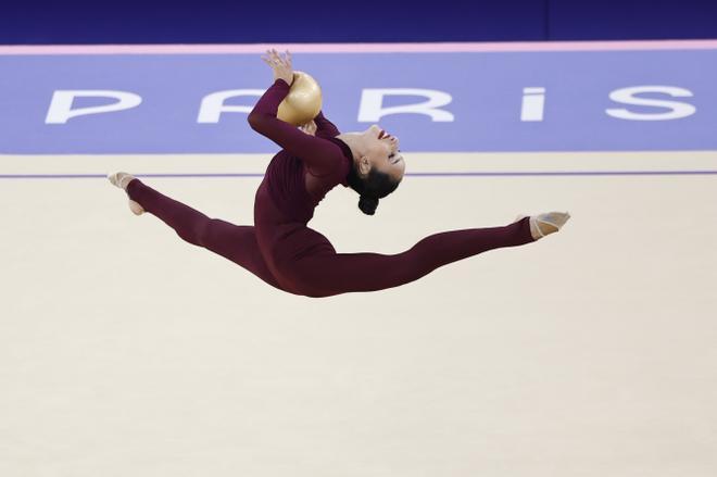 La gimnasta española Alba Bautista ejecuta su rutina de pelota mientras compite en la fase clasificatoria del concurso completo individual de gimnasia rítmica de los Juegos Olímpicos de París 2024.