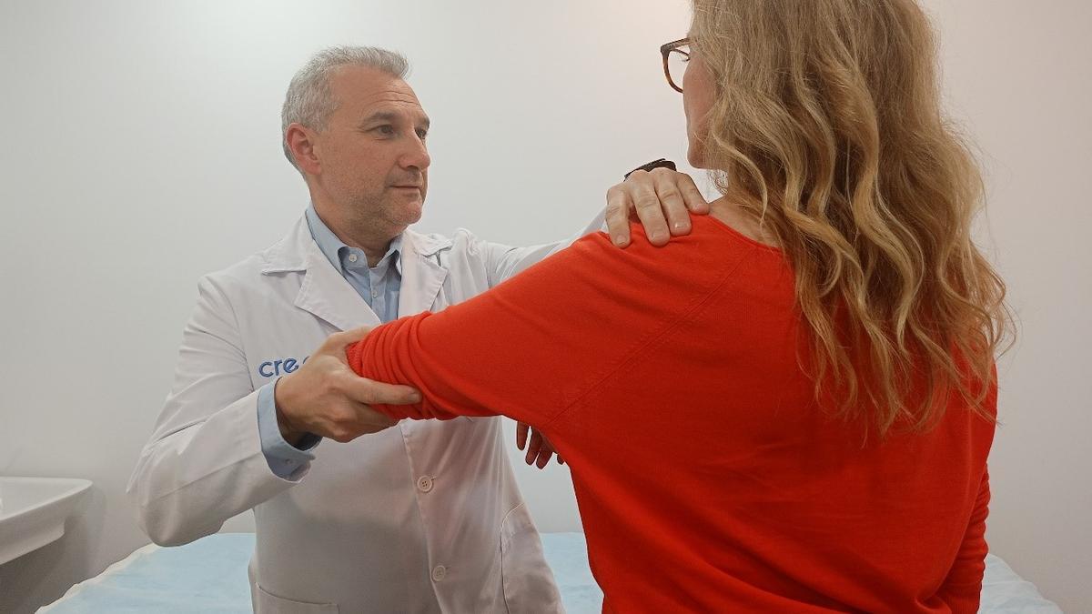 El doctor Carlos Jarabo, en su consulta de la Clínica Cres, con una paciente