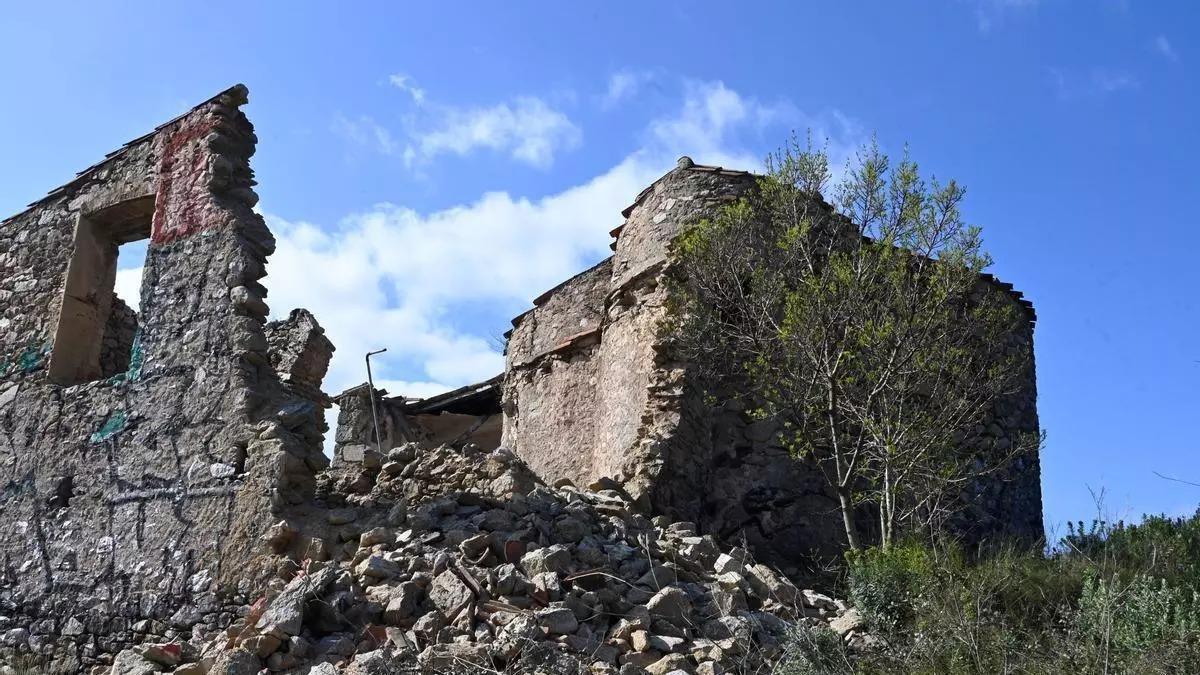 Una parte de la masía y la parte alta del absis de la iglesia se han derrumbado