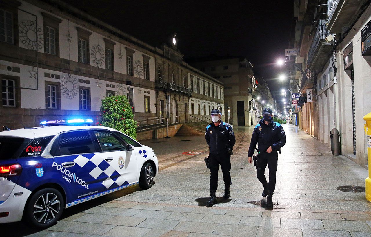 Primer viernes de toque de queda junto a la Policía Local