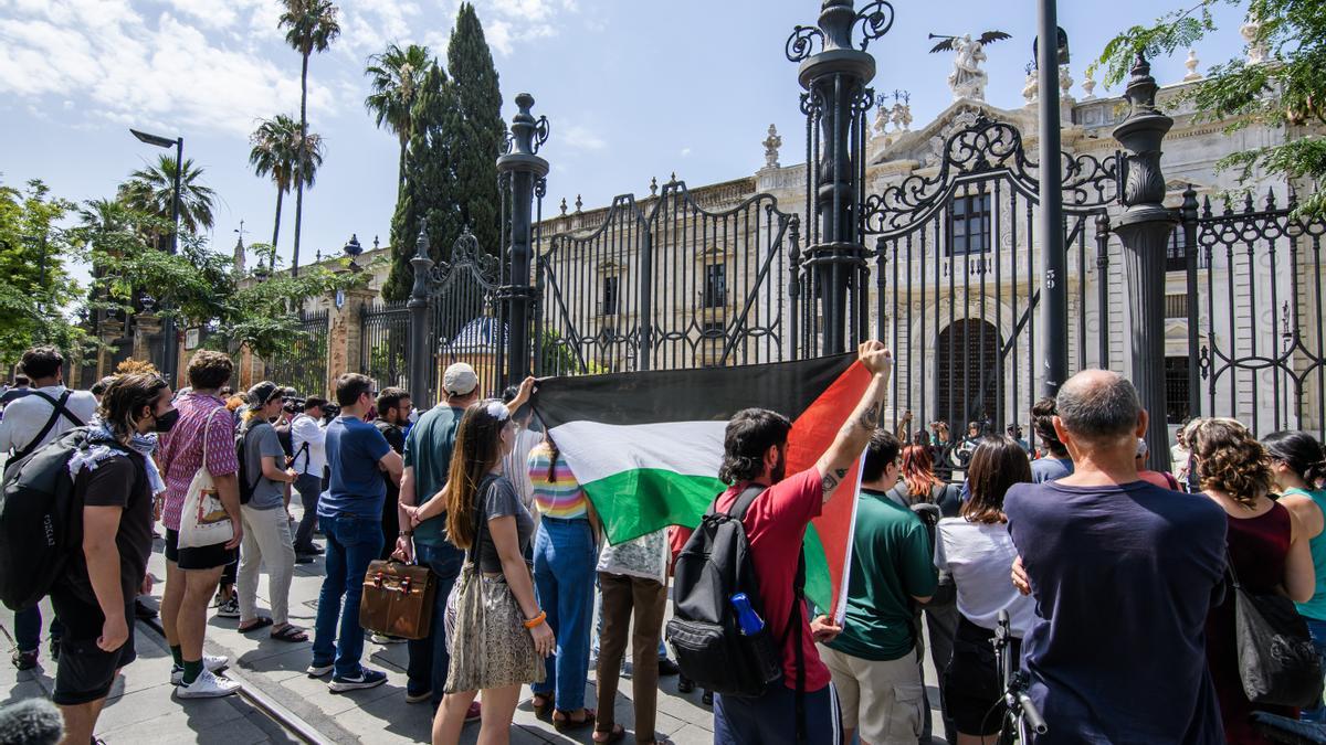 Protesta convocada a las puertas del Rectorado de Sevilla, después de que la Policía Nacional desalojara este martes a los estudiantes pro Palestina que habían ocupado el decanato de la Facultad de Filología.