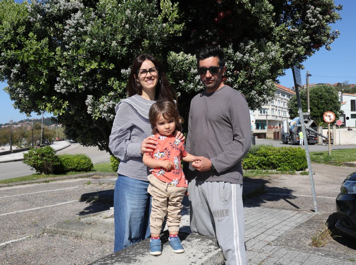 El pequeño Mauri, con sus padres en Patos.