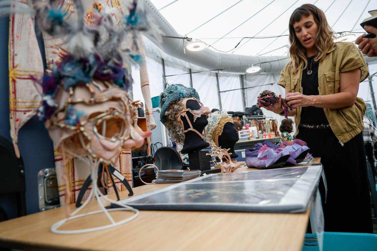 Estíbaliz Corral con uno de los peinados postizos que preparan en vestuario.