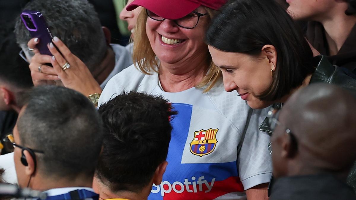 Lewandowski, junto a su madre y su hermana en el Parque de los Príncipes