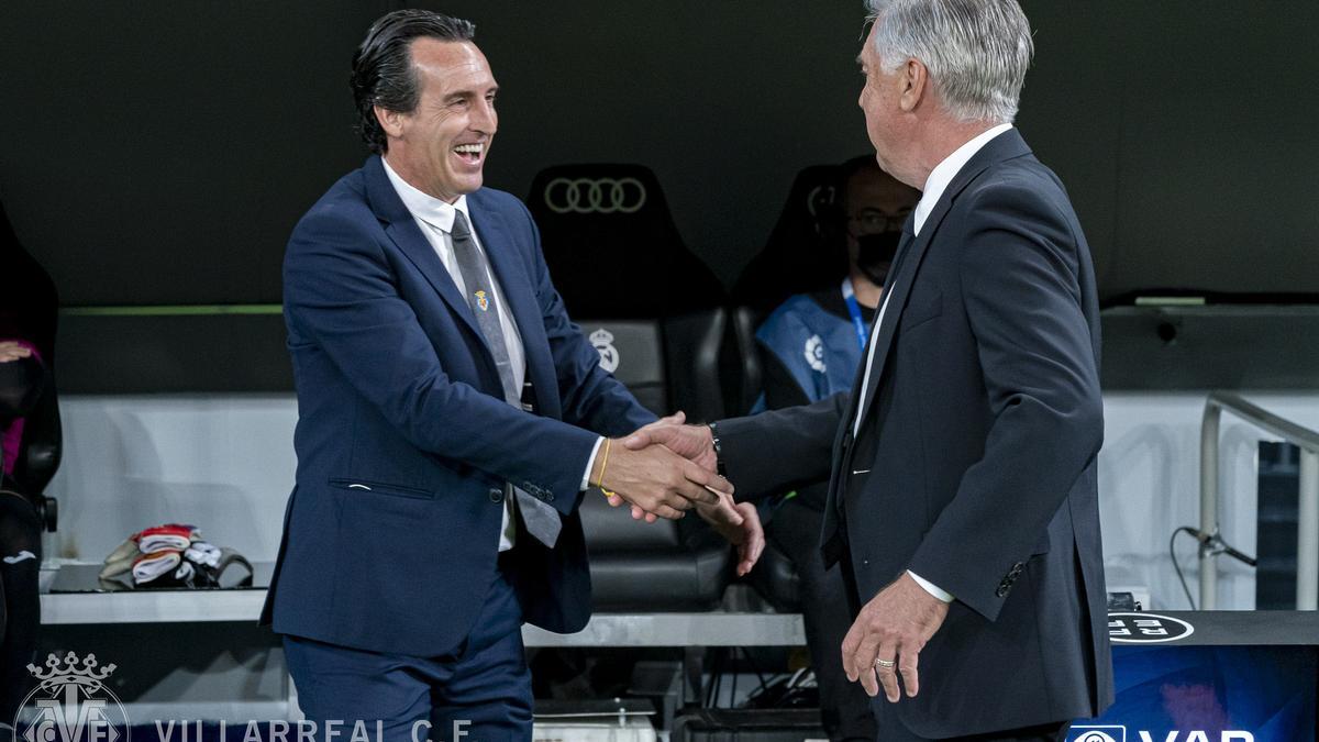 El saludo entre Emery y Ancelotti.