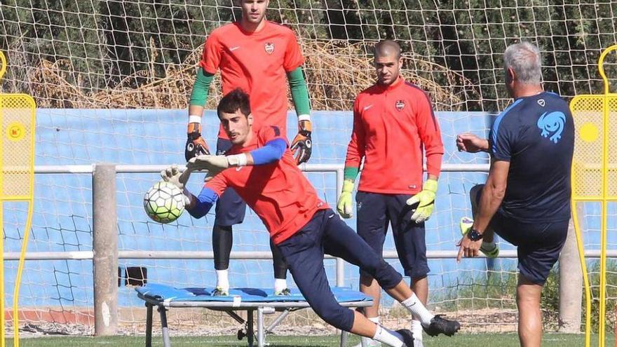 Mariño se dispone a atrapar un balón durante un entrenamiento con el Levante.