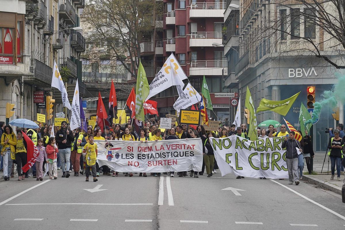 Les imatges de la protesta dels docents davant de la Generalitat a Girona