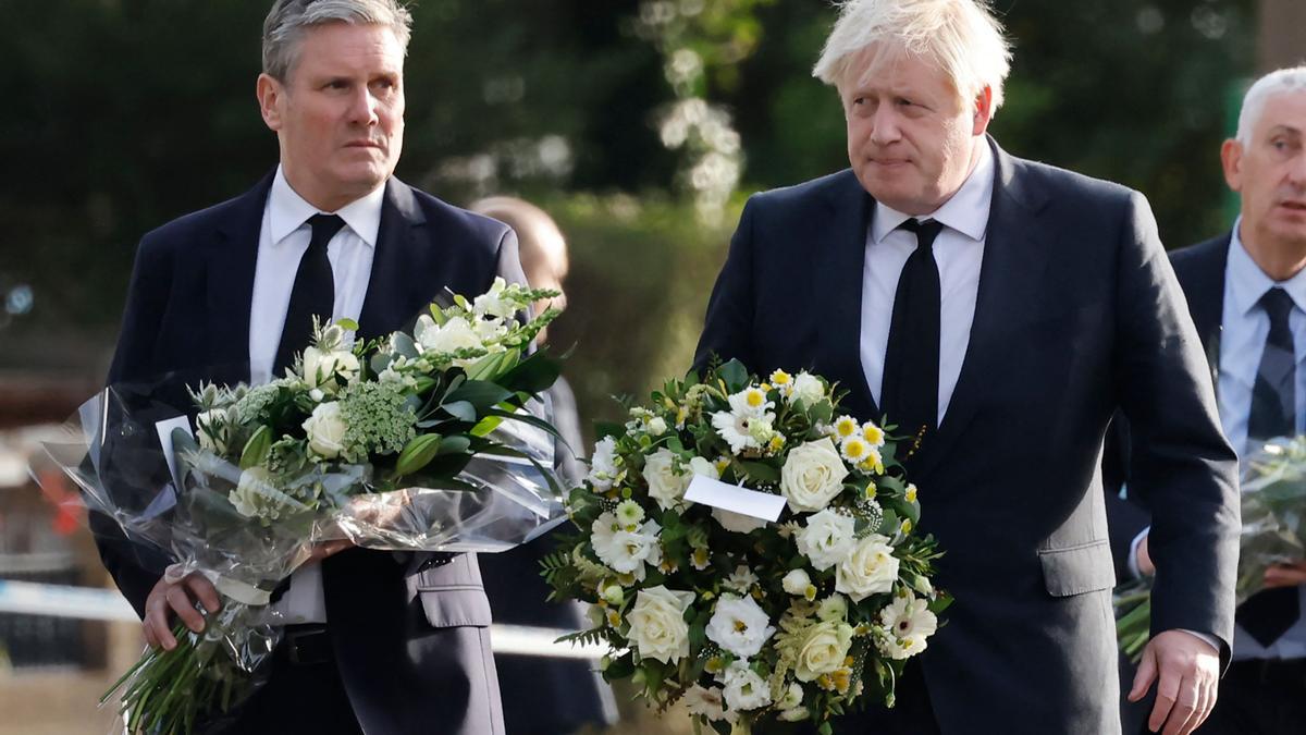 El primer ministro británico, Boris Johnson, y el líder laborista, Keir Starmer, participan en la ofrenda floral en homenaje al diputado conservador asesinado el viernes, David Amess, en la iglesia metodista de Leigh-on-Sea.