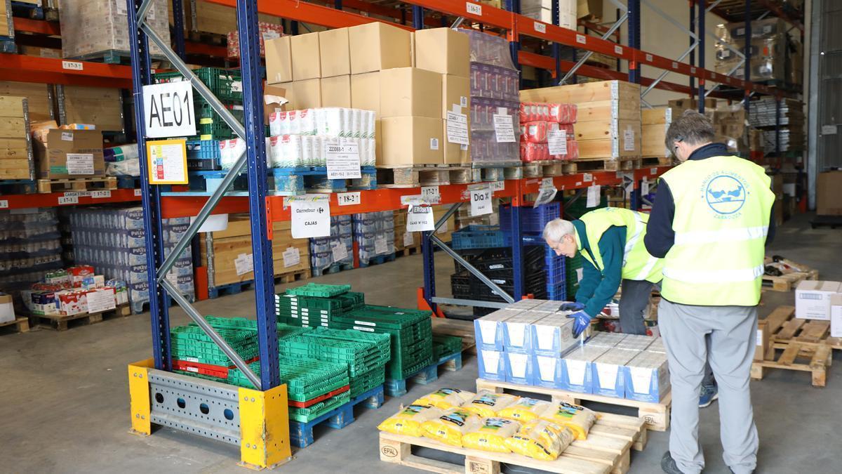 Recogida de materiales solidarios en el Banco de Alimentos.