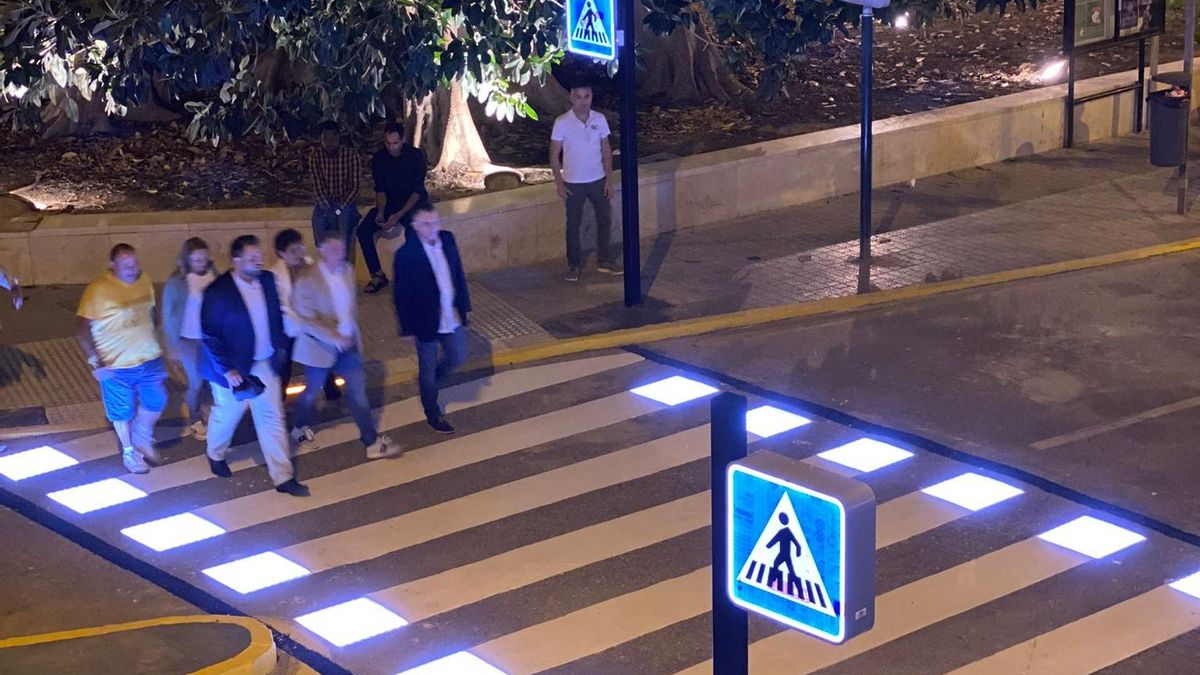 Paso de peatones y señalización vertical luminosos en Vélez, Málaga.