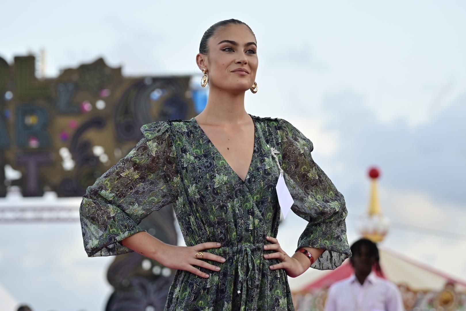 El Moll de Costa se viste de moda con el desfile solidario de Cáritas
