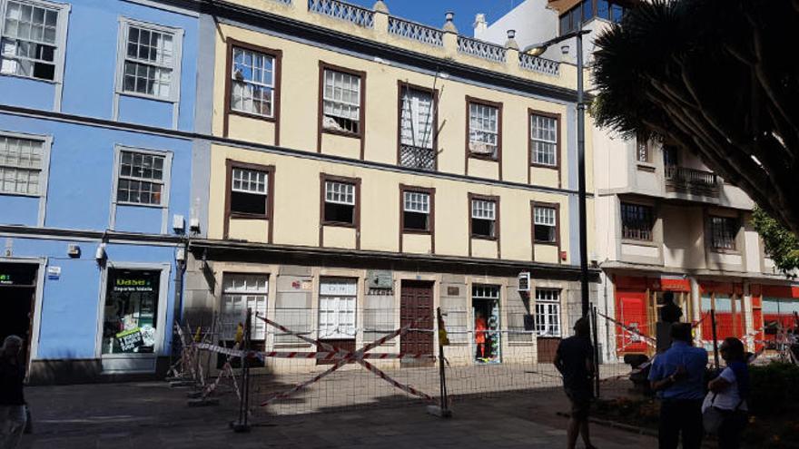 El Ateneo de La Laguna, vallado en su frente, en la mañana de ayer.