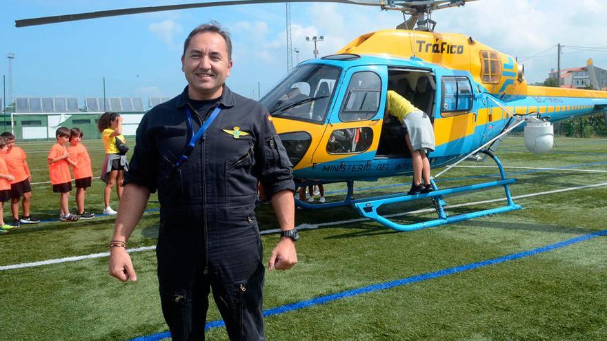 Ramón García Meaño, con el helicóptero a sus espaldas. // Noé Parga