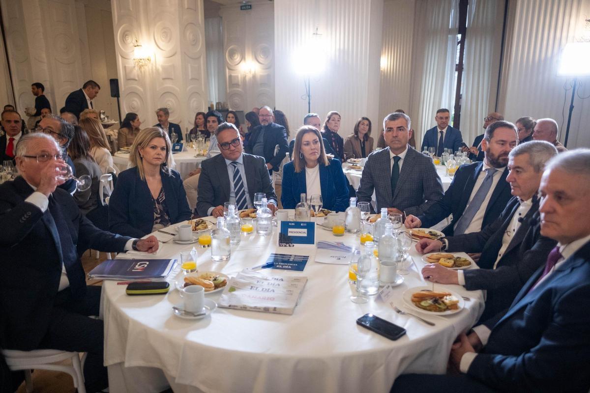 Carlos Delgado, gerente de Prensa Ibérica, junto a la presidenta del Parlamento, Astrid Pérez, el vicepresidente del Gobierno, manuel Domínguez, y los participantes en el debate.