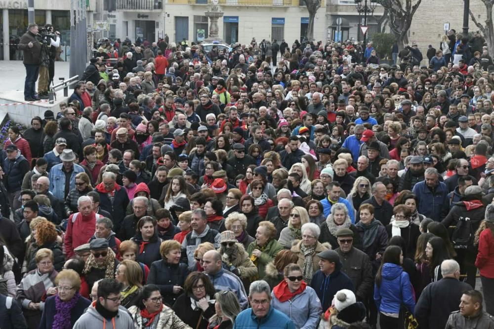 Cientos de fieles acompañan a la Santa.