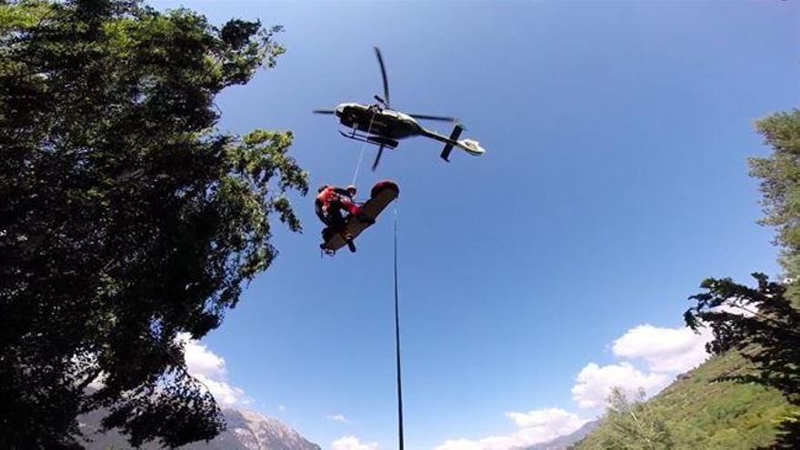 Dos asturianos heridos al estrellarse su ultraligero en el Pirineo de Huesca