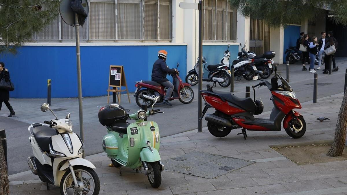Motos estacionadas incorrectamente en la plaza del Nord de Gràcia, esta mañana