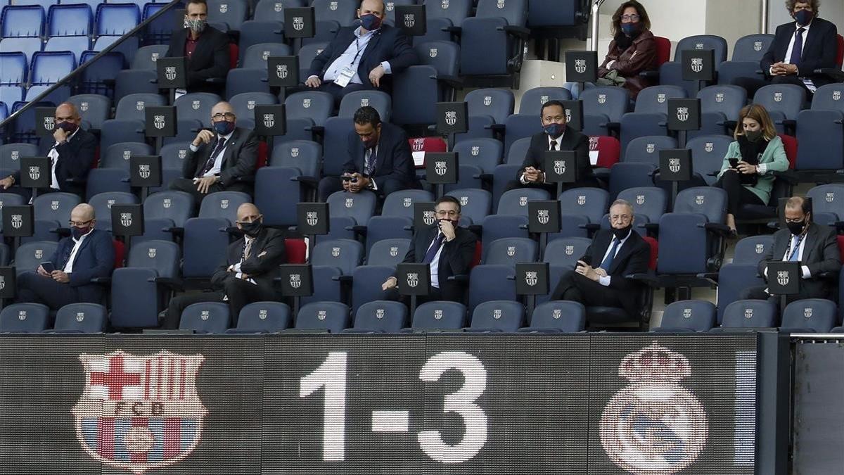 El presidente del FC Barcelona  Josep Maria Bartomeu (c)  acompanado en el palco por el presidente del Real Madrid  Florentino Perez (2d)  durante el partido de Liga jugado esta tarde en el Nou Camp entre ambos equipos