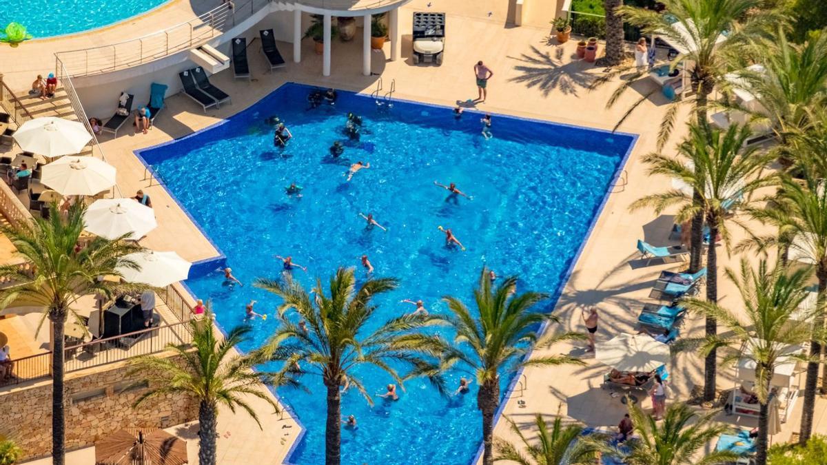 Pools wie hier im Robinson Club Cala Serena gehören zu den Highlights der großen Insel-Hotels. | FOTO: BLOSSEY