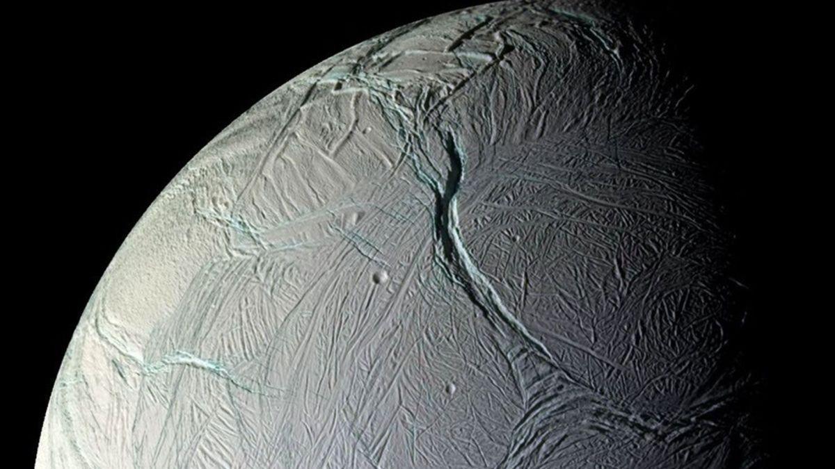 Esta imagen de la luna Encélado de Saturno fue creada a partir del material registrado por la nave espacial Cassini de la NASA, que se encontraba a unos 25 kilómetros de su superficie.
