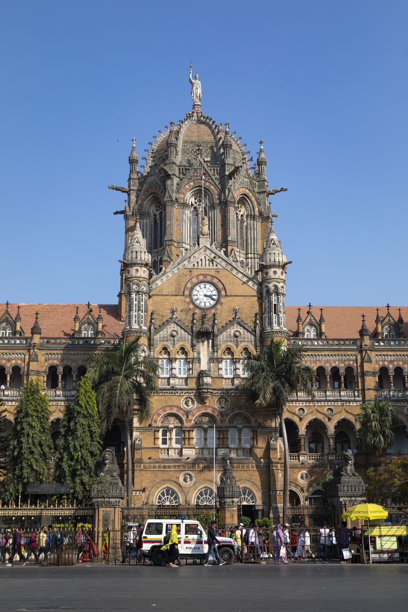 La estación de tren es una obra de arquitectura victoriana con influencias tradicionales indias.